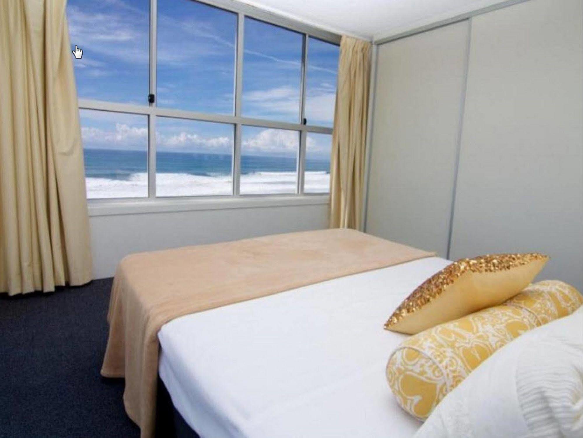 President Holiday Apartments - Absolute Beachfront Gold Coast Buitenkant foto