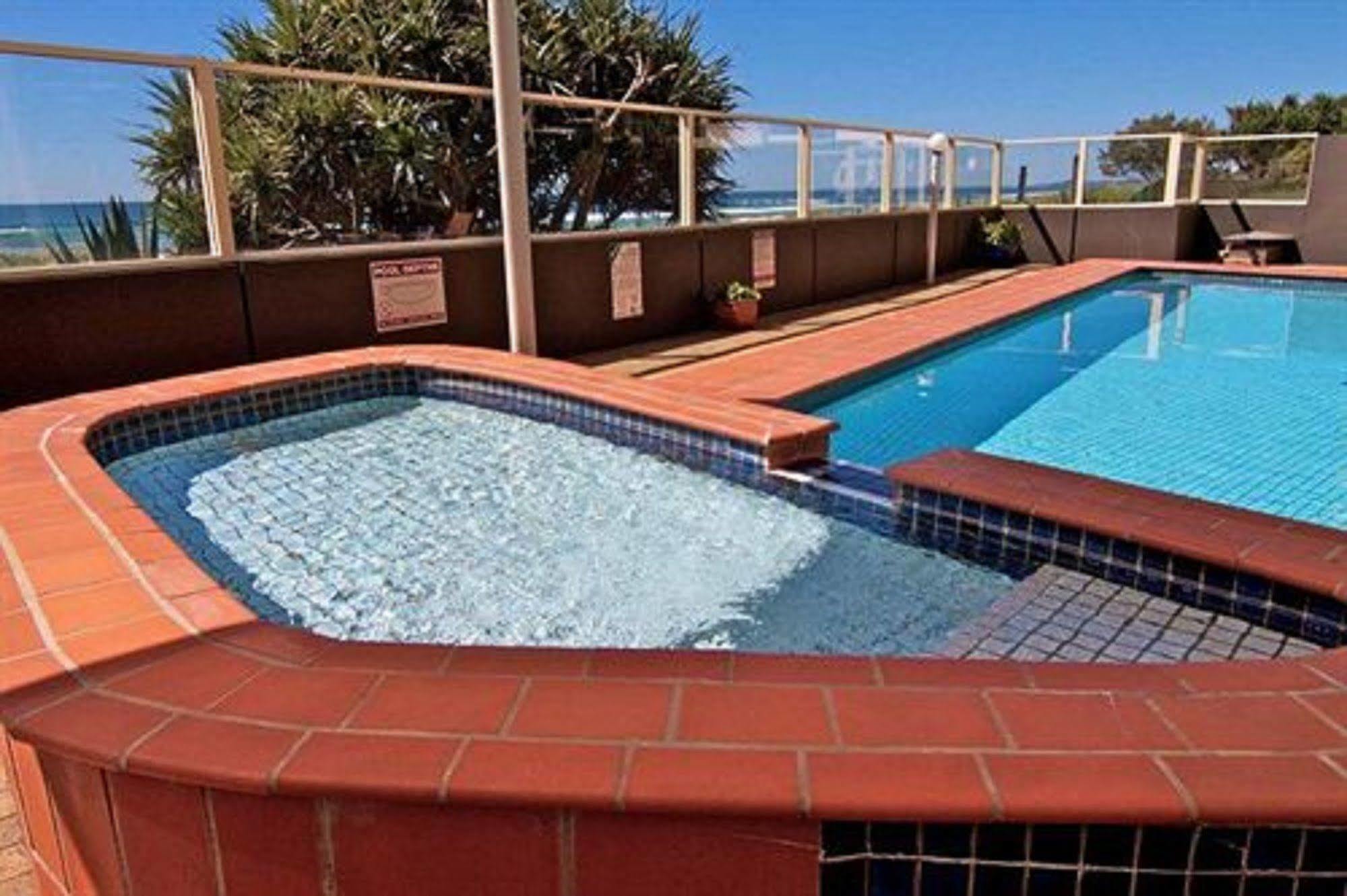 President Holiday Apartments - Absolute Beachfront Gold Coast Buitenkant foto