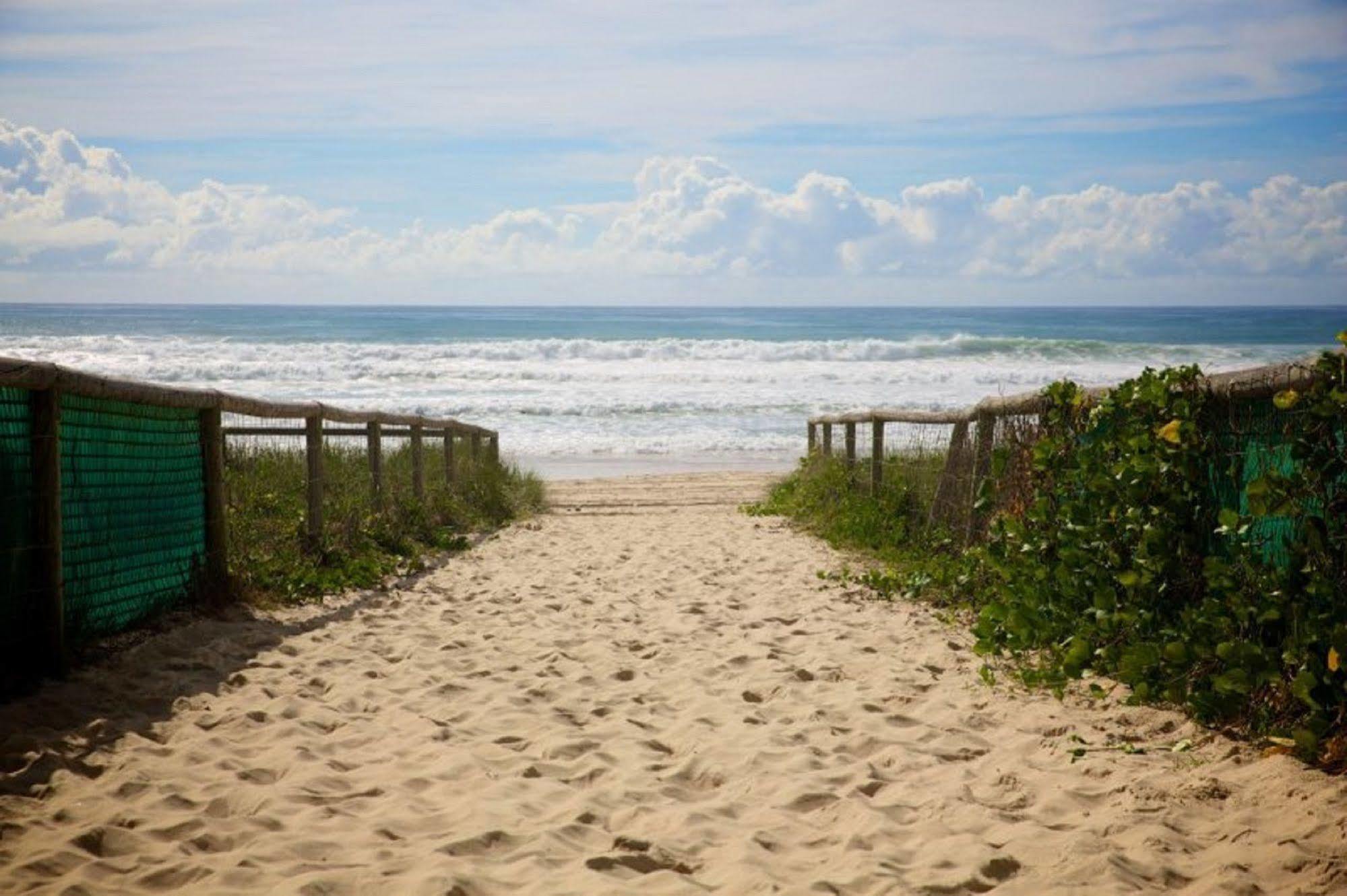 President Holiday Apartments - Absolute Beachfront Gold Coast Buitenkant foto